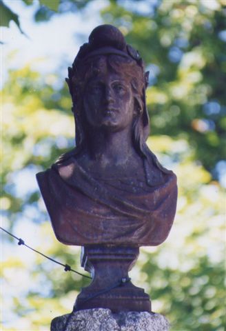 Buste de Marianne sur la fontaine d'Artignosc (1889) - photo Gilbert Suzan