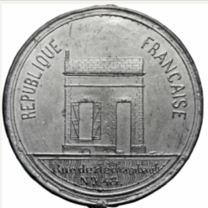 French franc coin depicting a simple architectural façade with the inscription République Française around the edge.